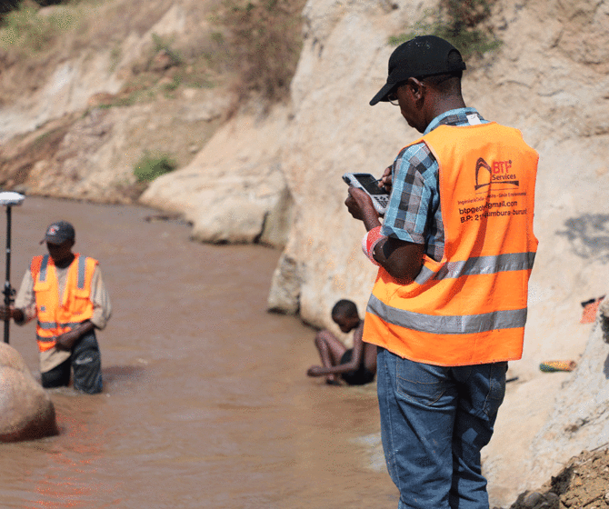 Travaux d’urgence de stabilisation des berges de la rivière Ntahangwa.
