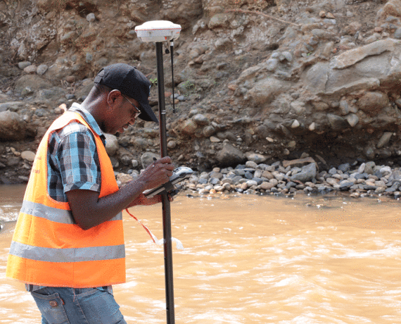 Travaux d’urgence de stabilisation des berges de la rivière Ntahangwa.